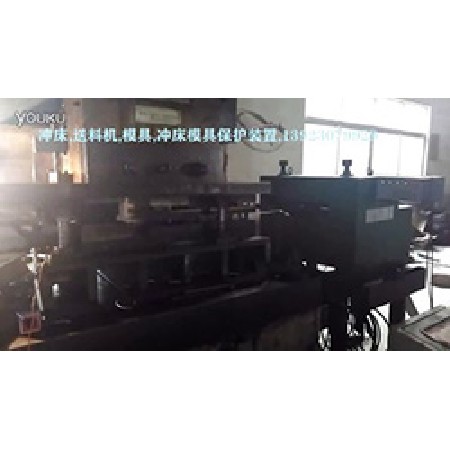 摩托車配件自動(dòng)化沖壓，配產(chǎn)品檢出功能，400型中板型料架矯正二機(jī)一體和數(shù)控送料機(jī)